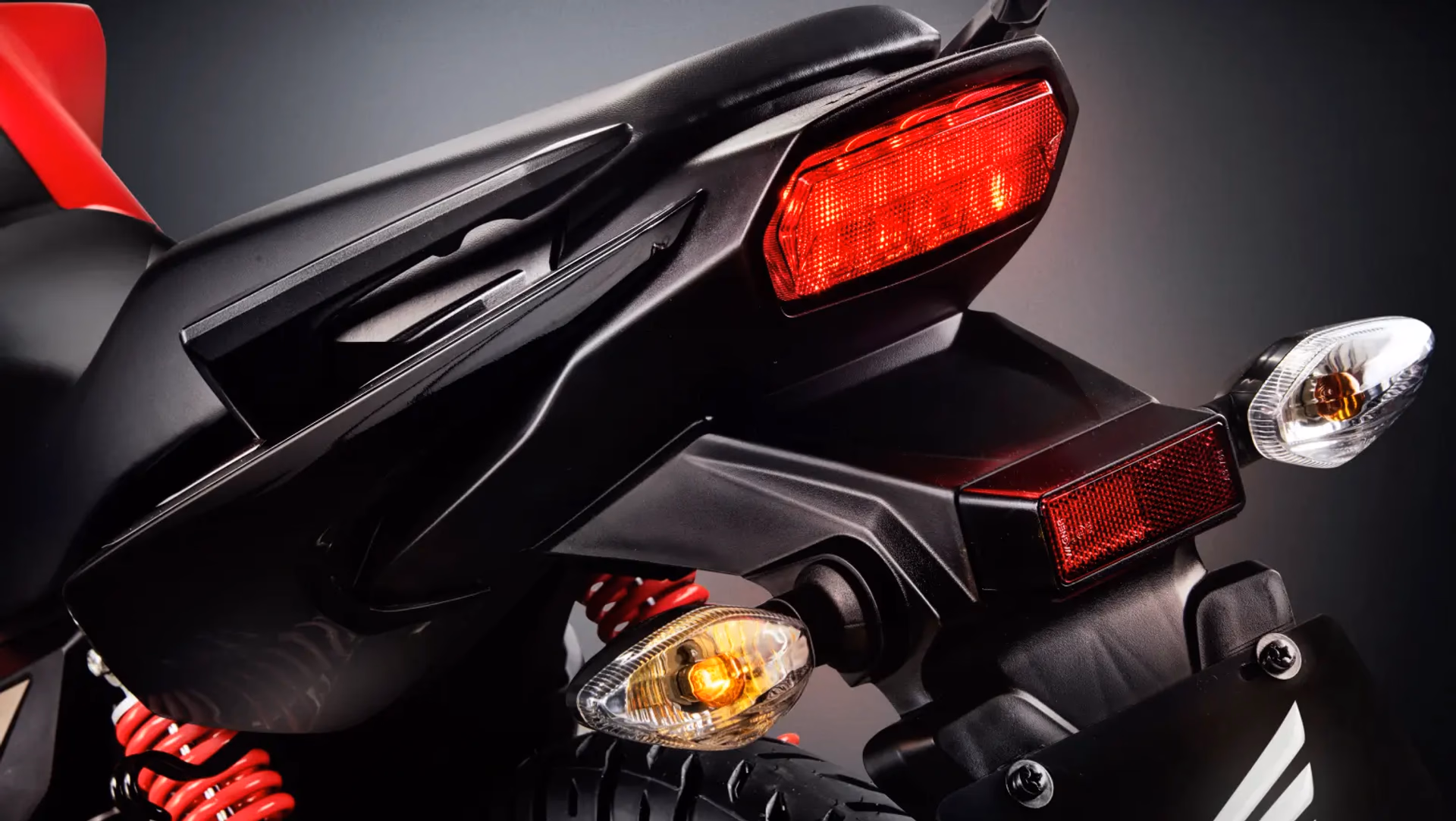 Moto Honda Nova Cg Comemorativa Vermelha Visao Close Lateral Trazeira Superior Esquerda - 3 de 13